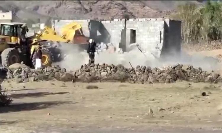 شبكة حقوقية: الحوثيون يهدمون منزل نازح شمال صنعاء ويشردون أسرته