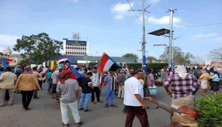 انصار الانتقالي يتظاهرون في التواهي للمطالبة بفتح مقر المجلس