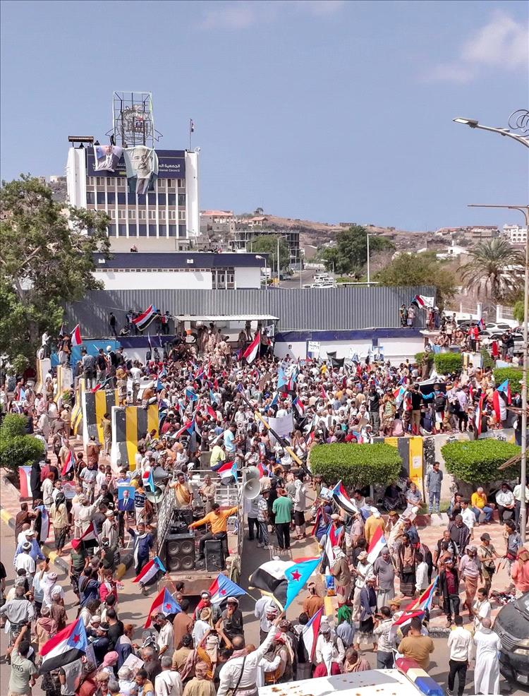 جماهير غفيرة تفتح مقر الجمعية العمومية في عدن وتُعيد رفع صورة الرئيس الزبيدي