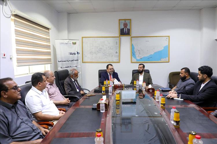وزير الكهرباء يناقش مع محافظ أبين احتياجات الطاقة ويؤكد التوسع في الحلول المستدامة