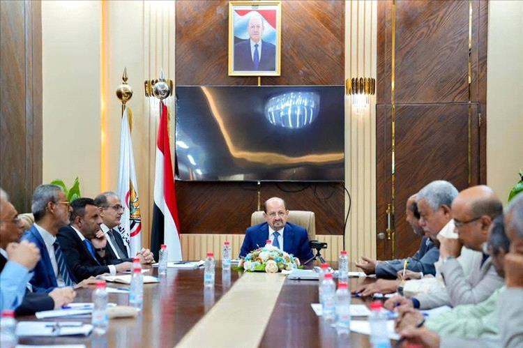 رئيس الوزراء يزور وزارة الصحة العامة والسكان ويؤكد دعم الحكومة لتطوير القطاع الصحي