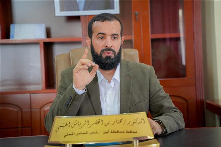 محافظ أبين يجري اتصالاً بمدير عام  مودية ويطمئن على صحة الاخ حسين دحه عقب محاولة اغتياله