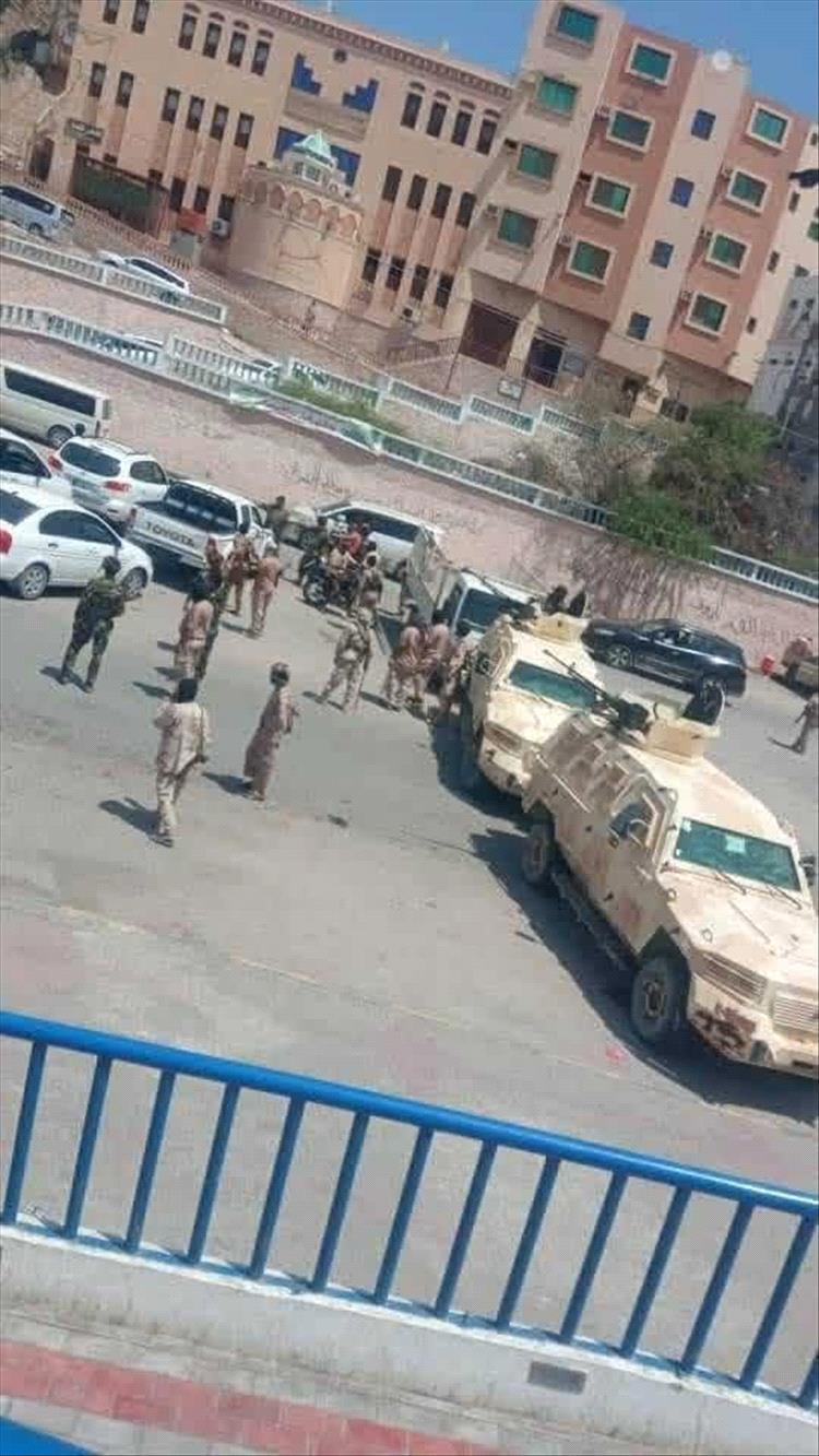 عاجل | إغلاق طرق في المكلا تزامناً مع دعوات لتظاهرة للمجلس الانتقالي