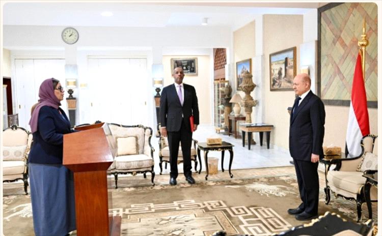 سفيرة اليمن لدى الولايات المتحدة تؤدي اليمين الدستورية امام رئيس مجلس القيادة الرئاسي