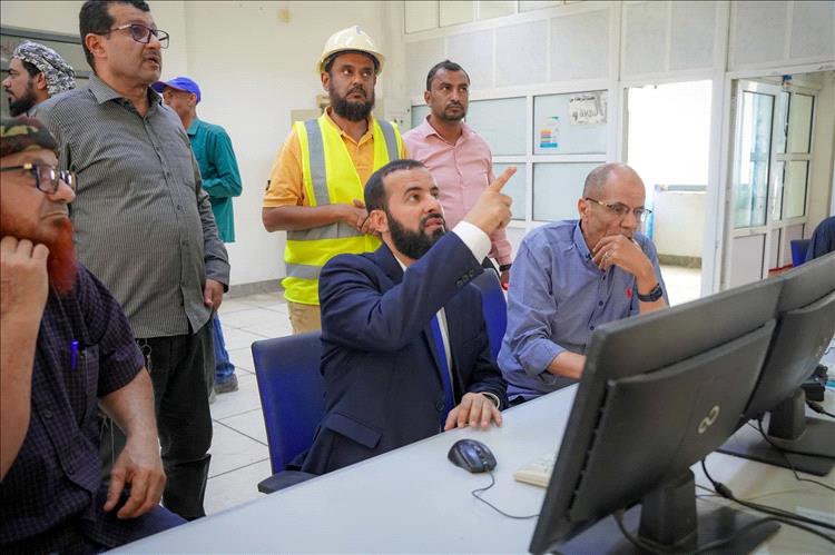 محافظ أبين يزور مصنع الوحدة للأسمنت بمديرية خنفر