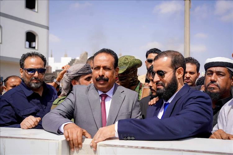 وزير الأشغال ومحافظ أبين يضعان حجر الأساس لمشروع تأهيل وصيانة طريق جعار – باتيس محافظة ابين