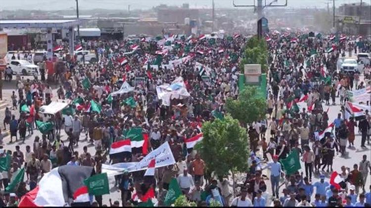 آلاف اليمنيين يتظاهرون في المخا تنديداً بالاعتداءات الإيرانية وتضامناً مع دول الخليج