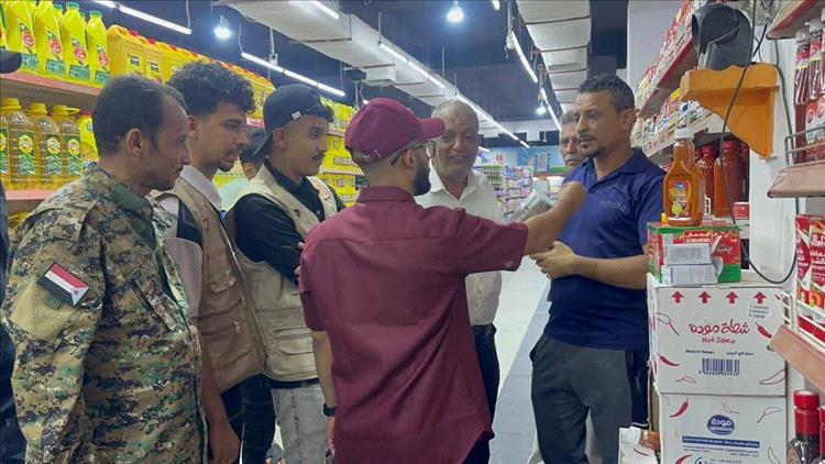 مدير صيرة ينفذ نزولاً لضبط المخالفات في أسعاد المواد الغذائية والأسماك في المديرية