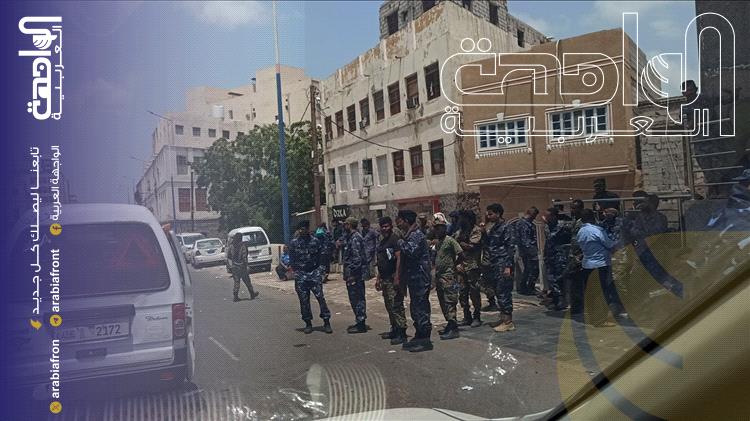 بالفيديو | احتجاجات لجنود وضباط أمام مبنى المحافظة بالمعلا للمطالبة بصرف الرواتب بالعملة السعودية