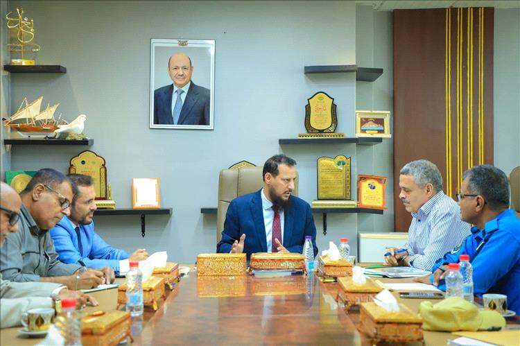 المحافظ شيخ يناقش مع قيادتي الأشغال وشرطة السير سبل تطوير العمل ومعالجة إشكاليات الطرق