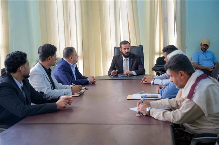 محافظ ابين خلال لقائه مدراء عموم مؤسستي  المياه والكهرباء يشدد على تحسين مستوى الخدمات