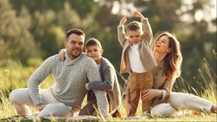 "الغائب الحاضر".. دراسة تكشف الأسباب النفسية وراء تباعد الأبناء عن الوالدين