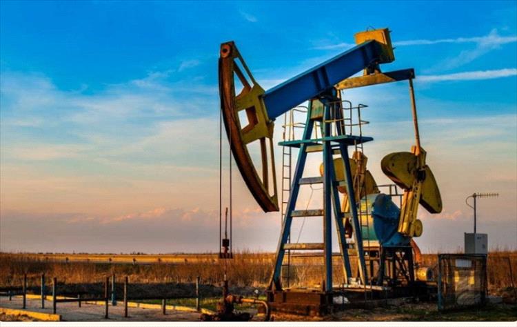 النفط يهبط لأقل من 100 دولار بعد إعلان ترامب وقف إطلاق النار