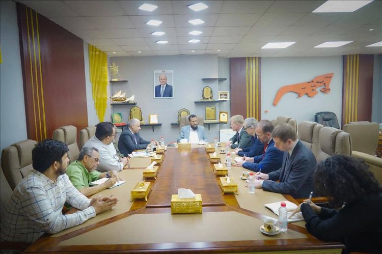 المحافظ عبدالرحمن شيخ يبحث مع المبعوث الأممي مستجدات الأوضاع في العاصمة عدن وجهود السلام