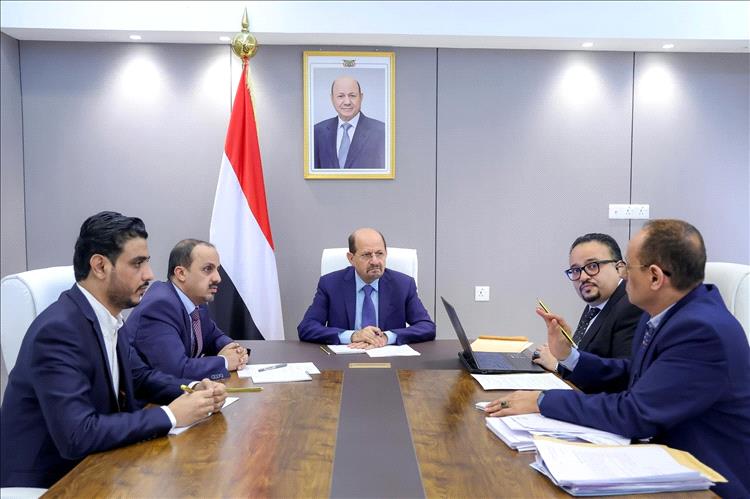 بحضور باشراحيل .. رئيس الوزراء يؤكد دعم الحكومة للإعلام الرسمي ويوجه برقمنة الأرشيف الإعلامي الوطني