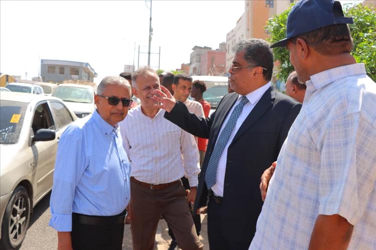 الشاذلي يشرف ميدانيًا على حملة النظافة في المعلا ويوجّه بتكثيف الأعمال ورفع المخلفات