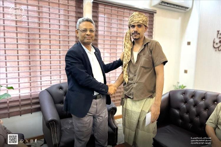 إدارة صندوق النظافة والتحسين بوادي حضرموت والصحراء تُكرم العامل "بن عويض" لتفانيه وإخلاصه في العمل