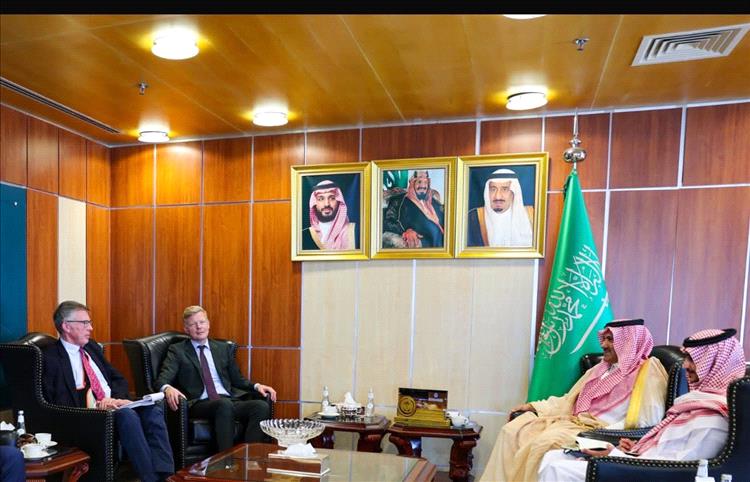 السفير آل جابر يبحث مع المبعوث الأممي مستجدات الأوضاع في اليمن وملف المحتجزين
