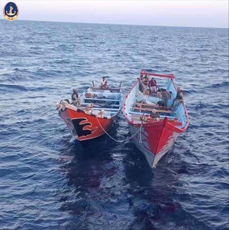 ضبط قاربين مخالفين محمّلين بالوقود في عرض البحر وإحالة طاقمهما للتحقيق