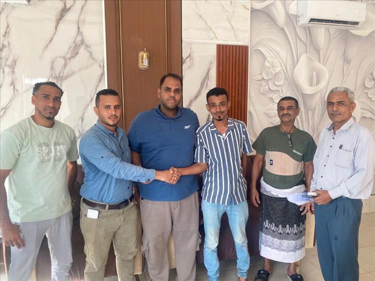 إجراء عملية تسليم واستلام لإدارة مكتب صحيفة 14 أكتوبر في المخا