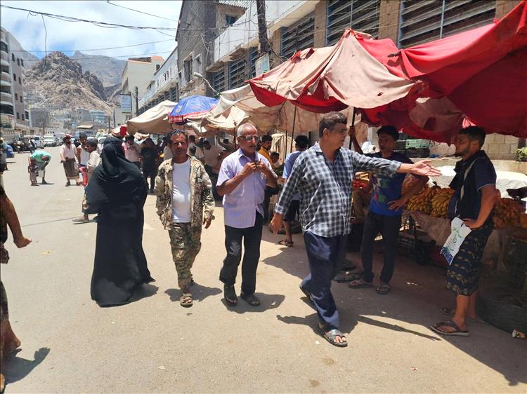 حملة ميدانية متواصلة لتنظيم حركة السير والأسواق بمديرية صيرة بعدن