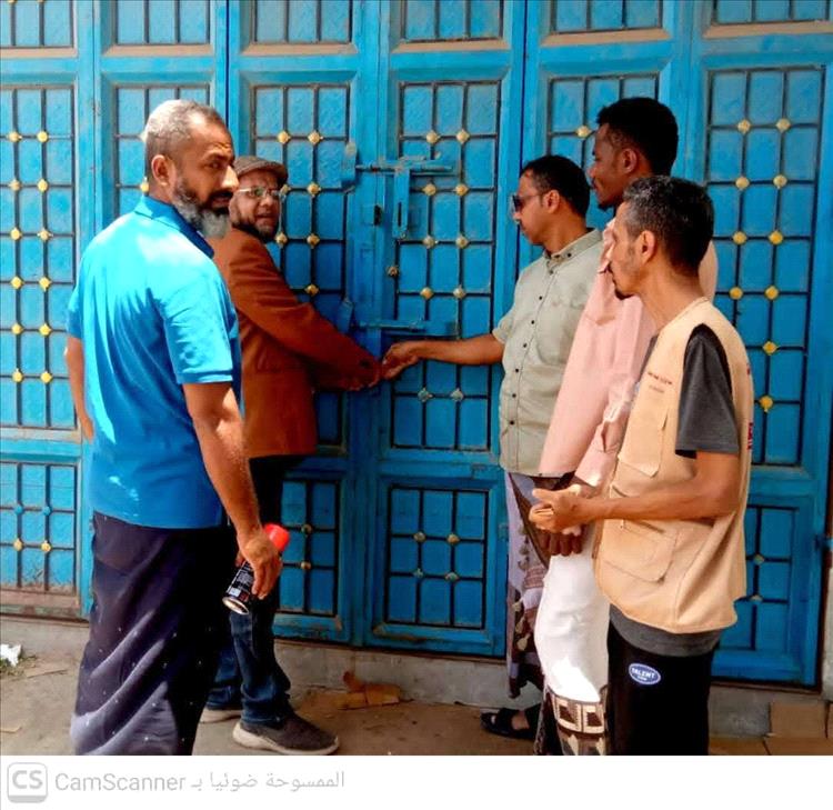 إغلاق أربعة مخازن كبرى لمنتج مياه "شملان" في دار سعد بعدن لمخالفات سعرية وتعاملات غير قانونية