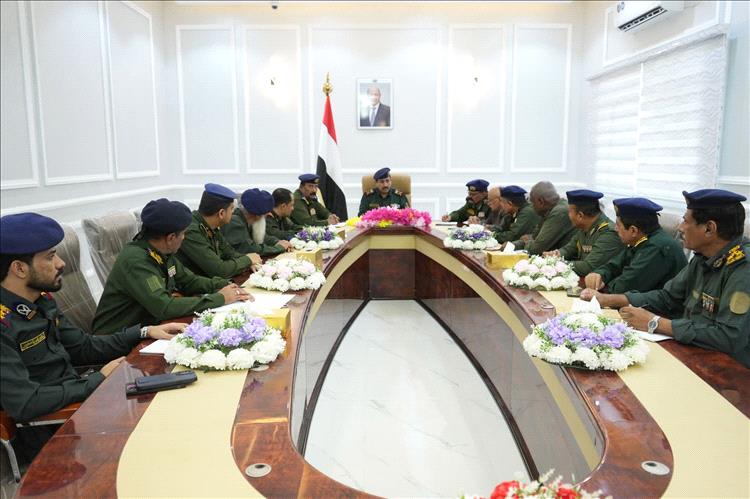 وزير الداخلية يترأس اجتماعاً لوكلاء ومدراء عموم الوزارة في العاصمة  عدن