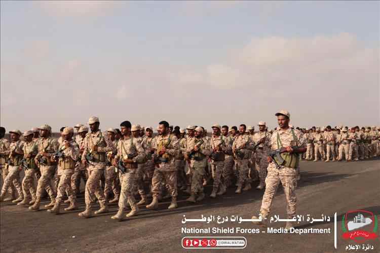 قائد الفرقة الأولى - درع الوطن يتفقد جاهزية اللواء الخامس في قاعدة العند