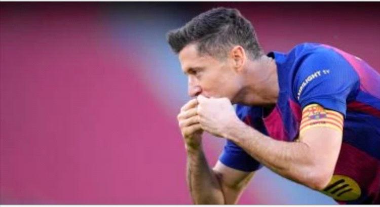 برشلونة يتحرك لتمديد عقد ليفاندوفسكي حتى 2027