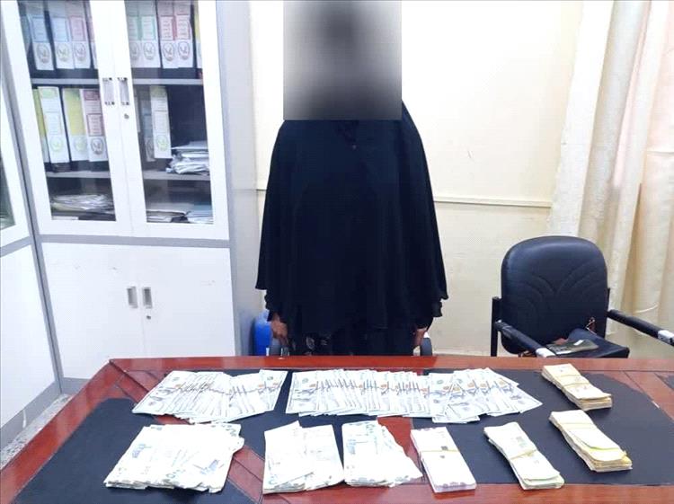 شرطة كريتر تضبط عاملة منزلية متورطة بسرقة مبالغ مالية كبيرة وتستعيد المسروقات.