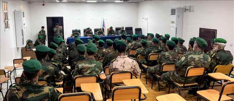 العميد الربيعي يترأس اجتماعاً موسعاً لقيادات الأمن الوطني بعدن ويؤكد رفع الكفاءة وتعزيز الأداء الأمني