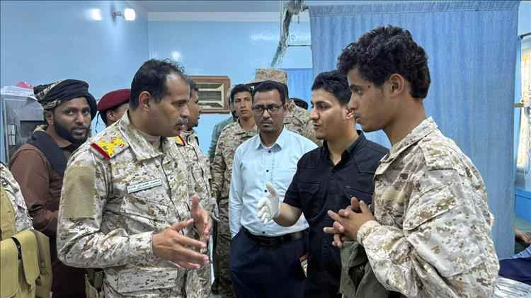 قيادات عسكرية تتفقد جرحى هجوم العبر في مستشفى سيئون