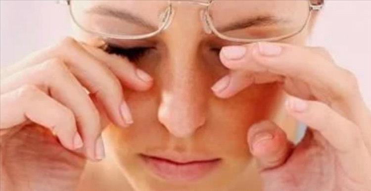 طرق سهلة لعلاج جفاف العين المتكرر