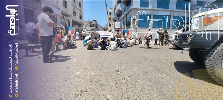 عاجل | احتجاجات عسكرية تُغلق بوابة قصر معاشيق بالعاصمة عدن