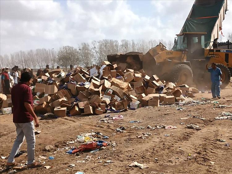 إتلاف 8 أطنان من المواد الغذائية الفاسدة في المنصورة بعدن