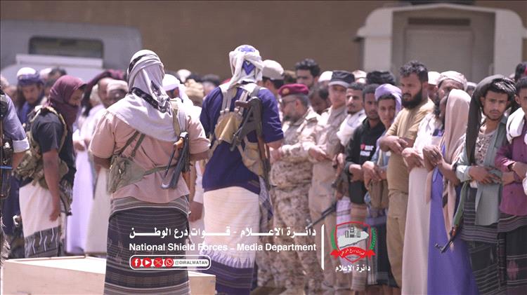 يتقدمهم رئيس الأركان .. قيادة درع الوطن تؤدي الصلاة على جثمان المقدم فرج الأغبري