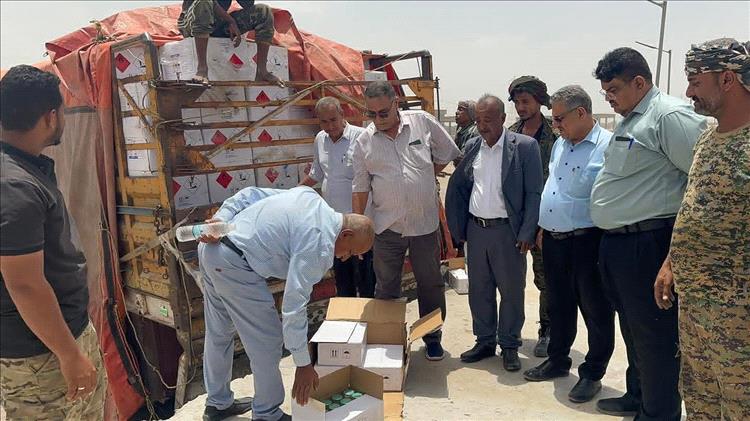 نزول لجنة من وزارة الزراعة والأسماك لمعاينة شاحنة مبيدات حشرية مضبوطه بمحافظة لحج