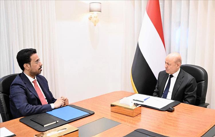 رئيس مجلس القيادة يلتقي رئيس هيئة التشاور والمصالحة محمد الغيثي