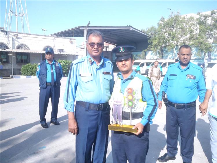 شرطة السير بعدن تكرم رجل المرور أصيل منصور تقديراً لجهوده المتميزة