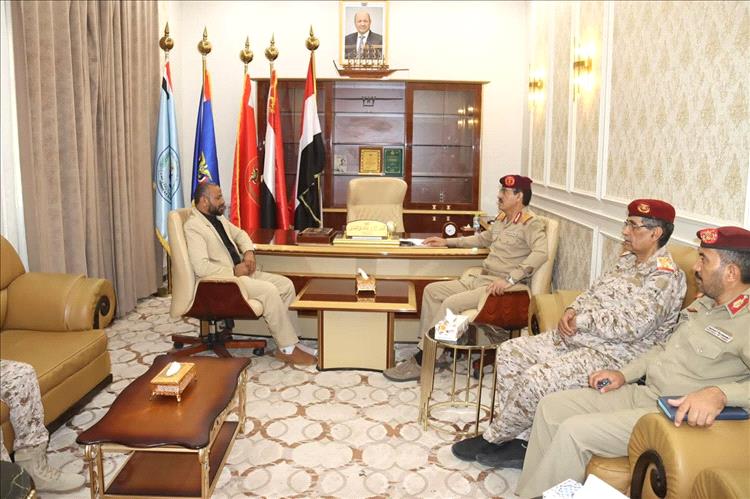 وزير الدفاع يناقش مع محافظ الضالع الاوضاع العسكرية والميدانية