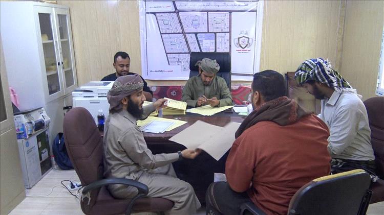 البداء بتوزيع عقود اراضي شهداء الأول عمالقة