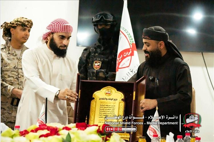 تنفيذاً لقرارات الرئاسي.. تسليم قيادة قوات درع الوطن في عدن