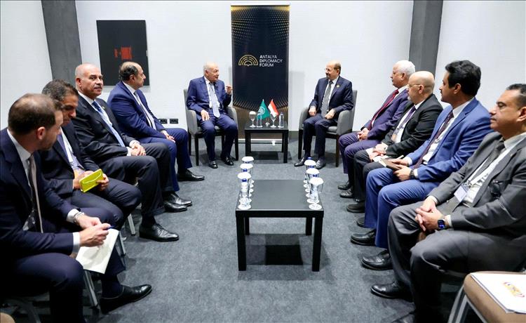 رئيس الوزراء وزير الخارجية يناقش مع امين عام الجامعة العربية تطورات الأوضاع