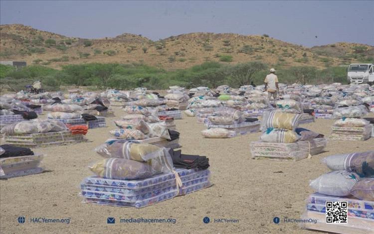 تعز .. خلية الإنسانية تعزز تدخلاتها الإغاثية في المخا لدعم النازحين ومواجهة آثار السيول