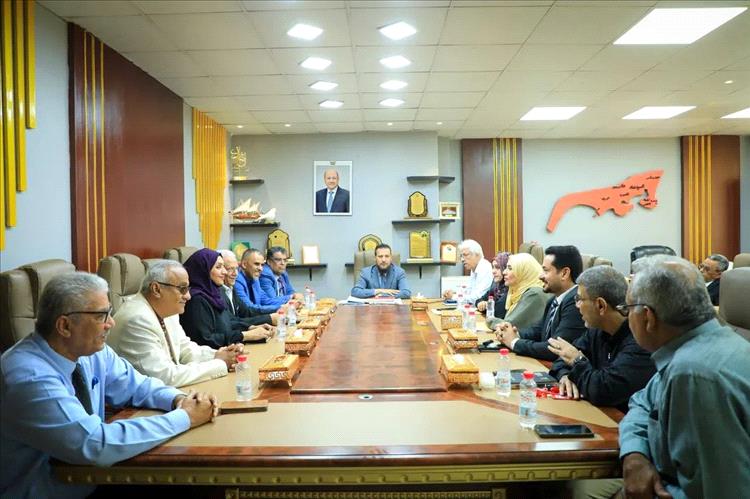 محافظ العاصمة عدن يلتقي مديري المكاتب الجديدة ويؤكد على التكامل المؤسسي