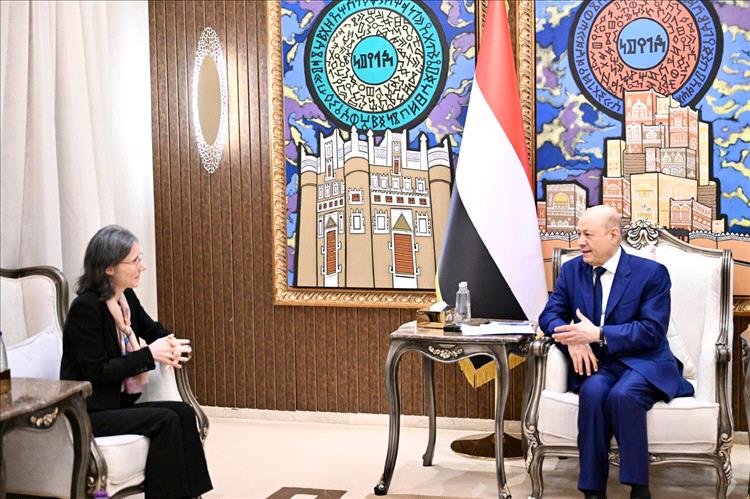 رئيس مجلس القيادة يحذر من مخاطر استمرار النظام الإيراني بالاستثمار في المليشيات الارهابية