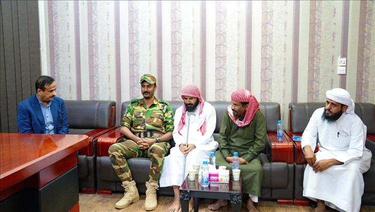 المحافظ بن الوزير يؤكد على أهمية التوجيه المعنوي في تعزيز جاهزية قوات دفاع شبوة.