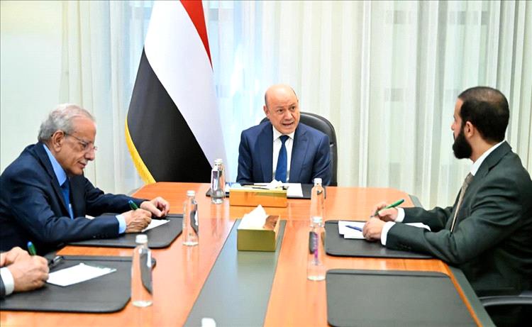 رئيس مجلس القيادة يشدد على أهمية تحفيز كافة الطاقات للنهوض بمحافظة ابين