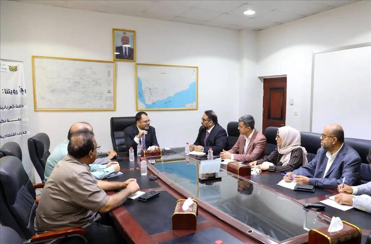 وزير الكهرباء يبحث مع الفريق الاقتصادي خطة التعافي وتعزيز قدرات القطاع