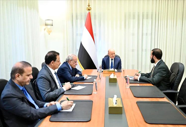 رئيس مجلس القيادة يشدد على أهمية تحفيز كافة الطاقات للنهوض بمحافظة أبين